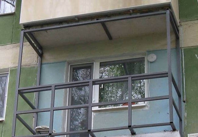 Альтернативное остекление балкона оргстеклом вместо стекла Верея